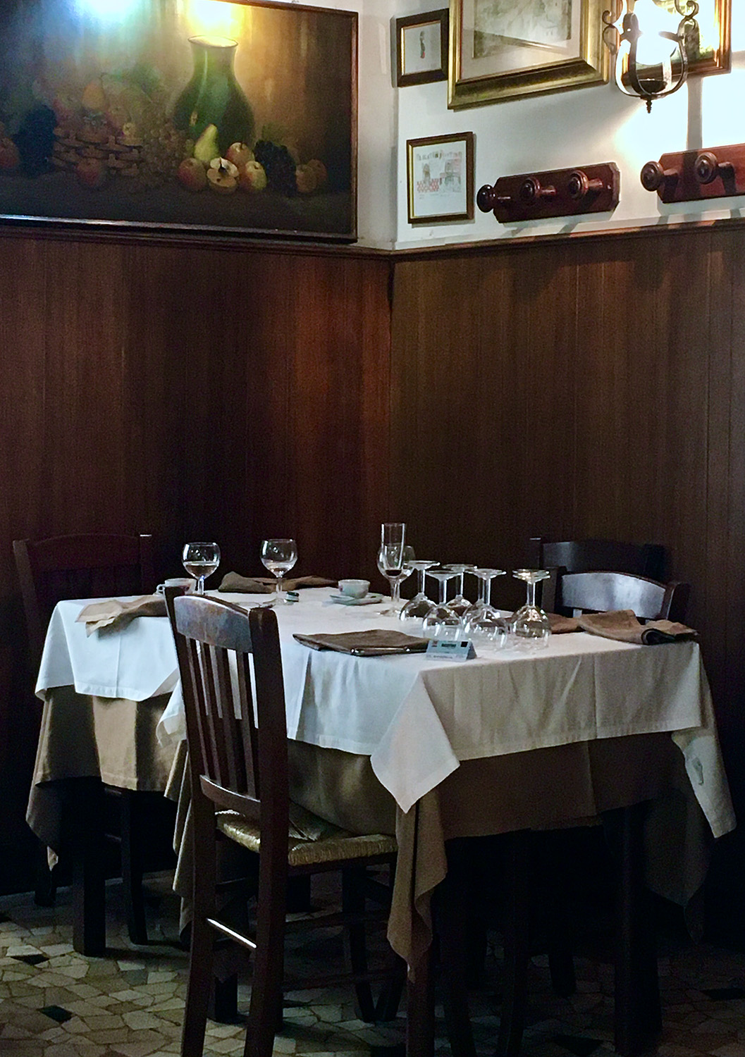 A dining room table in Rome, waiting to be seated. Photo by Julie Marr.